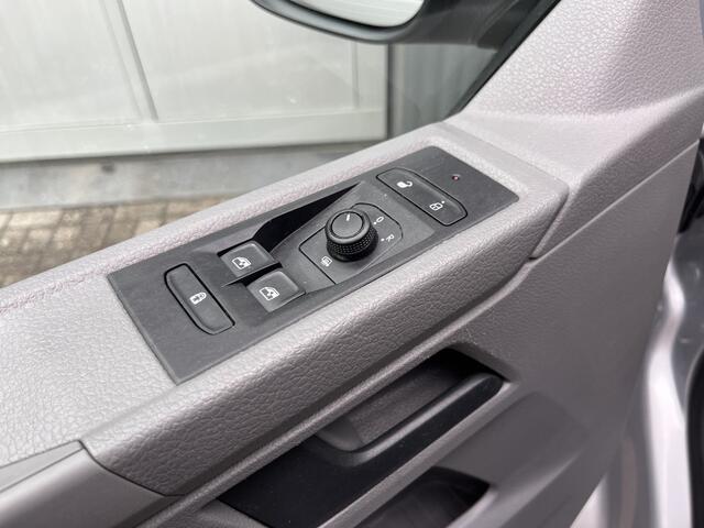 Volkswagen TRANSPORTER 2.0 TDI L1H1 Airco Cruise controle Kastinrichting Navigatie Apple carplay Parkeerhulp achter Euro 6 Dealer onderhouden!! Bestel 2-Persoons