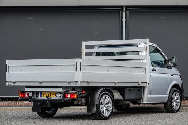Volkswagen TRANSPORTER Pick Up | Open Laadbak | 2.0Tdi 102Pk | Stoel-Bank | Leder | Achteruitrijcamera | Trekhaak | 18'' | Reflexzilver