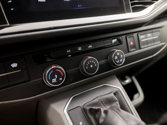 Volkswagen TRANSPORTER 2.0 TDI L2H1 30 DC 4Motion Bulli 150Pk Automaat (VIRTUAL COCKPIT, APPLE CARPLAY, LEDER, GROOT NAVI, ADAPTIVE CRUISE, LED KOPLAMPEN, TREKHAAK, LM VELGEN, GETINT GLAS, NIEUWE APK, NIEUWSTAAT)