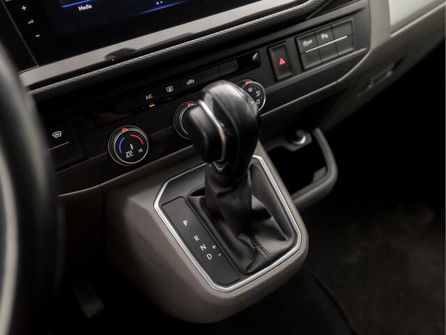 Volkswagen TRANSPORTER 2.0 TDI L2H1 30 DC 4Motion Bulli 150Pk Automaat (VIRTUAL COCKPIT, APPLE CARPLAY, LEDER, GROOT NAVI, ADAPTIVE CRUISE, LED KOPLAMPEN, TREKHAAK, LM VELGEN, GETINT GLAS, NIEUWE APK, NIEUWSTAAT)