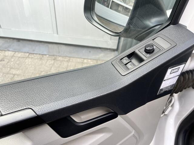 Volkswagen TRANSPORTER 2.0 TDI L2H1 DC Airco Cruise control Trekhaak 2200kg trekgewicht Achterruitrij camera Euro 6 Stuurwielbediening 5-Persoons Bpm vrij