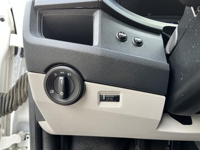 Volkswagen TRANSPORTER 2.0 TDI L2H1 DC Airco Cruise control Trekhaak 2200kg trekgewicht Achterruitrij camera Euro 6 Stuurwielbediening 5-Persoons Bpm vrij