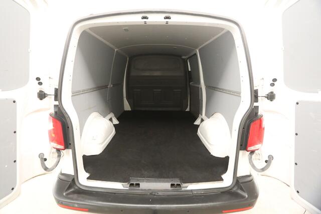 Volkswagen TRANSPORTER 2.0 TDI L2H1 Airco Cruise Carplay Trekhaak PDC Navigatie 3 Persoons Elektrpakket