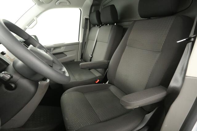 Volkswagen TRANSPORTER 2.0 TDI L2H1 Airco Cruise Carplay Trekhaak PDC Navigatie 3 Persoons Elektrpakket