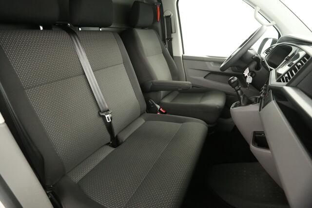 Volkswagen TRANSPORTER 2.0 TDI L2H1 Airco Cruise Carplay Trekhaak PDC Navigatie 3 Persoons Elektrpakket