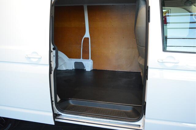 Volkswagen TRANSPORTER 2.0 TDI L2H1 airco navi trekhaak 18 inch 150 pk !!