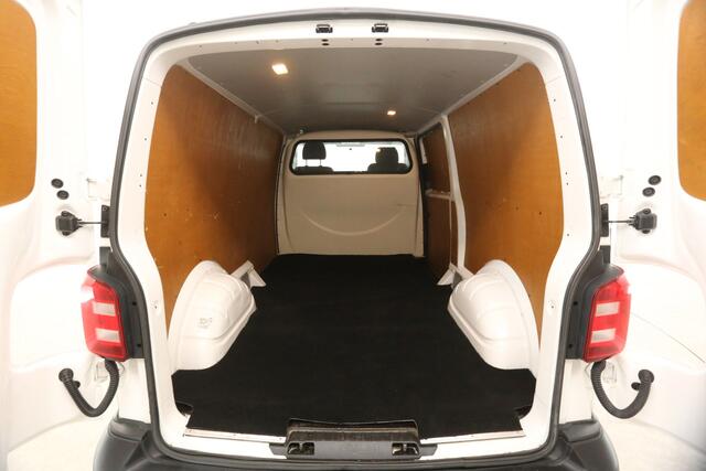 Volkswagen TRANSPORTER 2.0 TDI L2H1 140PK Trekhaak Airco Bluetooth Elektrpakket