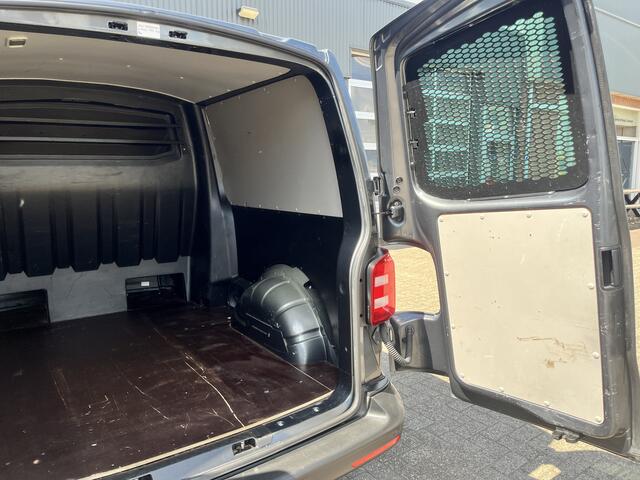 Volkswagen TRANSPORTER 2.0 TDI L2H1 DC Btw en Bpm vrij!! DSG Automaat Airco Cruise controle trekhaak 2500kg trekgewicht Telefoonverbinding Parkeersensoren achter 5-Persoons Euro 6 Bpm vrij voor particulier gebruik!!