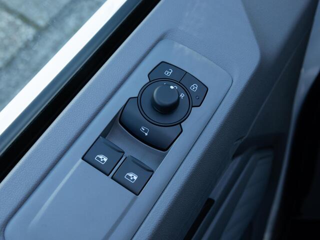 Volkswagen TRANSPORTER 2.0 TDI L1H1 28 | BPM-vrij | Achterdeuren | Cruise control | Parkeersensoren | App-connect | Airco |