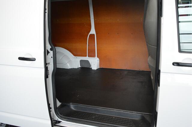 Volkswagen TRANSPORTER 2.0 TDI L2H1 28 airco navi trekhaak 150 pk !!