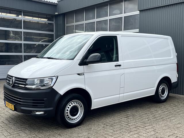 Volkswagen TRANSPORTER 2.0 TDI L1H1 Kastinrichting Airco Cruise control Trekhaak 2500kg Telefoonvoorbereiding Navigatiesysteem Apple carplay 2-Persoons Parkeerhulp achter 1e eigenaar Dealer onderhouden Euro 6