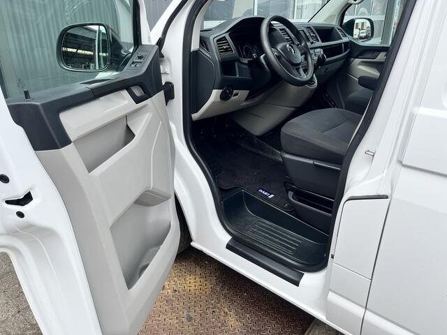 Volkswagen TRANSPORTER 2.0 TDI L1H1 Kastinrichting Airco Cruise control Trekhaak 2500kg Telefoonvoorbereiding Navigatiesysteem Apple carplay 2-Persoons Parkeerhulp achter 1e eigenaar Dealer onderhouden Euro 6