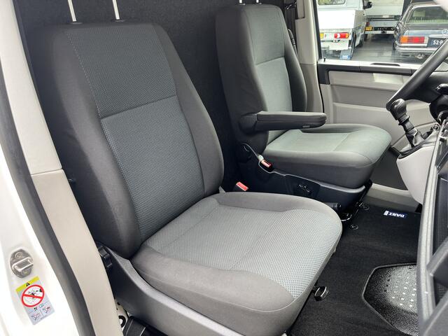 Volkswagen TRANSPORTER 2.0 TDI L1H1 Kastinrichting Airco Cruise control Trekhaak 2500kg Telefoonvoorbereiding Navigatiesysteem Apple carplay 2-Persoons Parkeerhulp achter 1e eigenaar Dealer onderhouden Euro 6