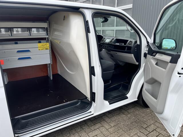 Volkswagen TRANSPORTER 2.0 TDI L1H1 Kastinrichting Airco Cruise control Trekhaak 2500kg Telefoonvoorbereiding Navigatiesysteem Apple carplay 2-Persoons Parkeerhulp achter 1e eigenaar Dealer onderhouden Euro 6