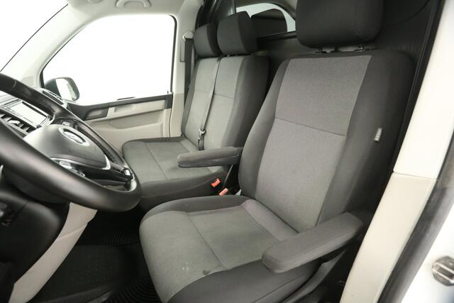 Volkswagen TRANSPORTER 150PK 2.0 TDI L2H1 DSG Automaat Airco Cruise Carplay Trekhaak 3 Persoons PDC Elektrpakket