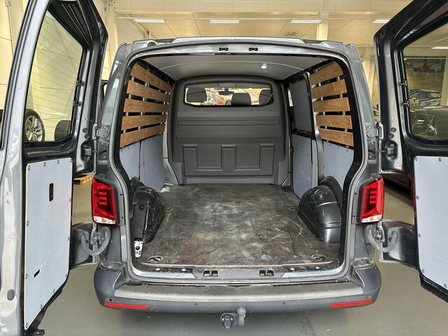 Volkswagen TRANSPORTER 2.0 Tdi 90pk L1H1 26 Economy Business · Apple/Android Car Play · Trekhaak · Betimmering · Vloerplaat · Side Bars · P-Sensoren · Airco · Cruise Control · Garantie t/m 22-02-2027 of 100.000km