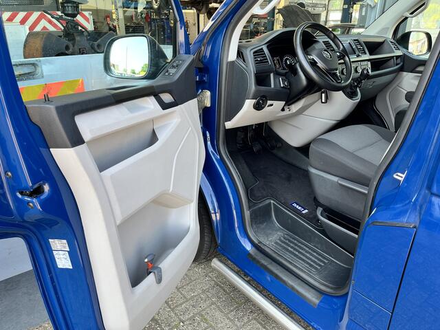 Volkswagen TRANSPORTER 2.0 TDI L2H1 DC 150pk Airco Cruise controle Telefoonverbinding Navigatiesysteem Stuurwielbediening Parkeersensoren achter 5-Persoons Euro 6 Bpm vrij voor particulier gebruik!!