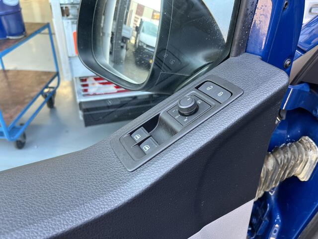 Volkswagen TRANSPORTER 2.0 TDI L2H1 DC 150pk Airco Cruise controle Telefoonverbinding Navigatiesysteem Stuurwielbediening Parkeersensoren achter 5-Persoons Euro 6 Bpm vrij voor particulier gebruik!!