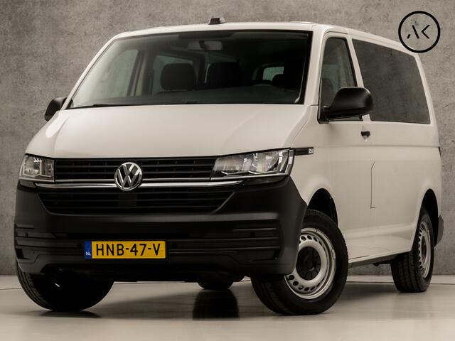 Volkswagen TRANSPORTER Kombi 2.0 TDI L1H1 Comfortline 9 Persoons (APPLE CARPLAY, TREKHAAK, PARKEERSENSOREN, GETINT GLAS, ELEK RAMEN, NIEUWE APK, NIEUWSTAAT)