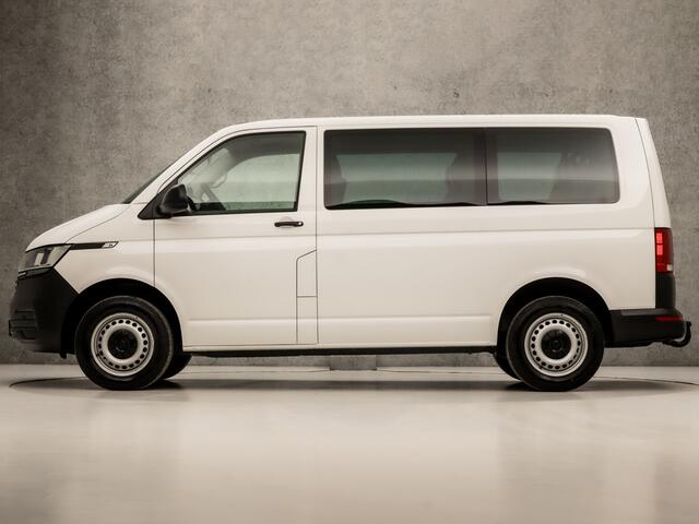 Volkswagen TRANSPORTER Kombi 2.0 TDI L1H1 Comfortline 9 Persoons (APPLE CARPLAY, TREKHAAK, PARKEERSENSOREN, GETINT GLAS, ELEK RAMEN, NIEUWE APK, NIEUWSTAAT)