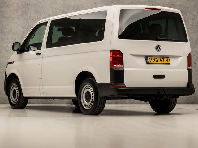 Volkswagen TRANSPORTER Kombi 2.0 TDI L1H1 Comfortline 9 Persoons (APPLE CARPLAY, TREKHAAK, PARKEERSENSOREN, GETINT GLAS, ELEK RAMEN, NIEUWE APK, NIEUWSTAAT)