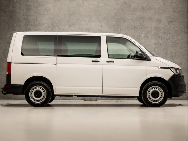 Volkswagen TRANSPORTER Kombi 2.0 TDI L1H1 Comfortline 9 Persoons (APPLE CARPLAY, TREKHAAK, PARKEERSENSOREN, GETINT GLAS, ELEK RAMEN, NIEUWE APK, NIEUWSTAAT)