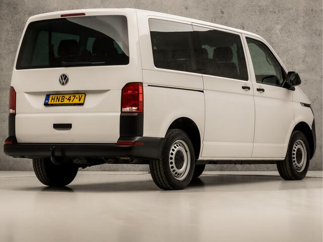 Volkswagen TRANSPORTER Kombi 2.0 TDI L1H1 Comfortline 9 Persoons (APPLE CARPLAY, TREKHAAK, PARKEERSENSOREN, GETINT GLAS, ELEK RAMEN, NIEUWE APK, NIEUWSTAAT)