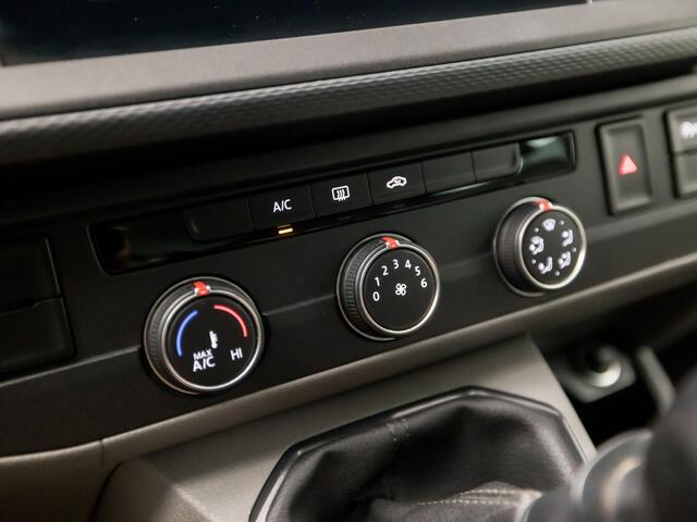 Volkswagen TRANSPORTER Kombi 2.0 TDI L1H1 Comfortline 9 Persoons (APPLE CARPLAY, TREKHAAK, PARKEERSENSOREN, GETINT GLAS, ELEK RAMEN, NIEUWE APK, NIEUWSTAAT)
