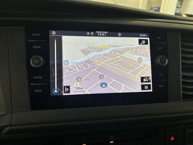 Volkswagen TRANSPORTER 2.0 Tdi 150pk DSG L2H3 28 Highline · Apple/Android Car Play · Betimmering · Vloerplaat · Trekhaak · Side Bars · Navi · Garantie t/m 31-10-2026 of 150.000km