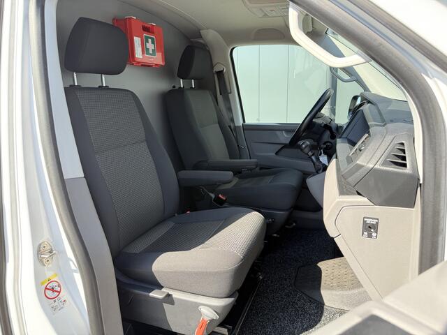 Volkswagen TRANSPORTER 2.0 TDI 150 PK COMFORTLINE / L2H1 / IMPERIAAL / INRICHTING / TREKHAAK / AIRCO / CRUISE / NAVI / CARPLAY