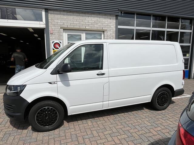 Volkswagen TRANSPORTER 2.0 TDI L1H1 Comfortline / TREKHAAK/ CAMERA/ APP-CONNECT/ 3-PERSOONS/ CRUISE/ CAMERA/ BLUETOOTH/ AIRCO/ DAB/ 16'' LMV/ NAVI