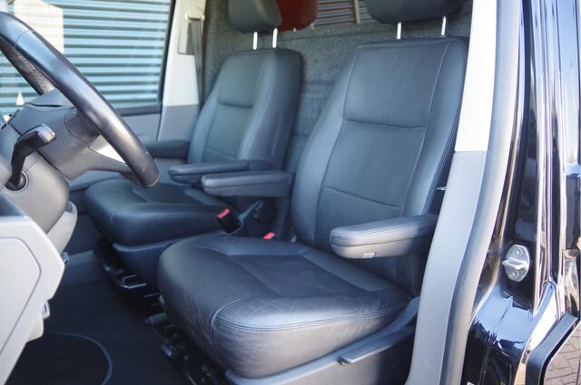 Volkswagen TRANSPORTER 2.0 TDI L2 BULLI 150PK AUT. LED, LEDER, TREKHAAK, ADAPT. CRUISE, DIGITAL COCKPIT, NAVI, AIRCO, CARPLAY, PARKEERSENSOREN, NL AUTO, NAP