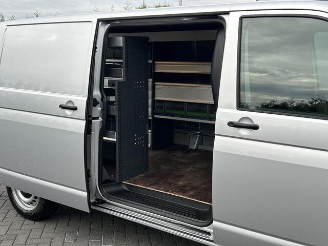Volkswagen TRANSPORTER 2.0 TDI 150 PK / L2H1 / BOTT INRICHTING / TREKHAAK / 1e EIG. / AIRCO / CRUISE / NAVI / APPLE CARPLAY / PDC