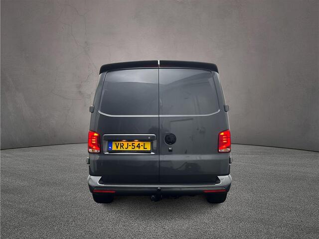 Volkswagen TRANSPORTER 2.0 TDI 150pk DSG L2H1 Bulli | Trekhaak | Leder | ACC | Dodehoek Camera | Laadruimte betimmerd |