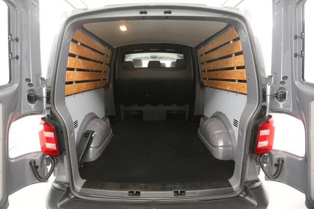 Volkswagen TRANSPORTER 2.0 TDI L2H1 | 140PK | DC | Airco | Cruise | Carplay | Trekhaak | Navi | Imperiaal | Parkeersens.