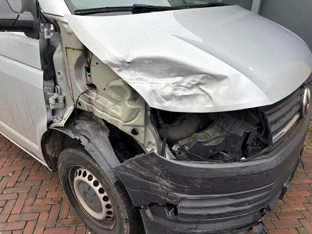 Volkswagen TRANSPORTER Lichte Schade 2.0 tdi L2 Carplay Parkeersensoren Dealeronderhouden NAP