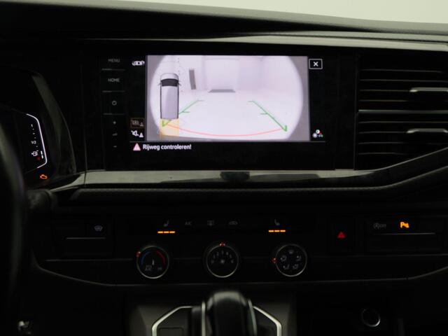 Volkswagen TRANSPORTER 2.0 TDi Automaat L2H1 30 DC Bulli | Adaptieve Cruise | CarPlay | Navigatie | Stoelverwarming | Camera | Trekhaak | 18 Inch | 63.544 Km!!