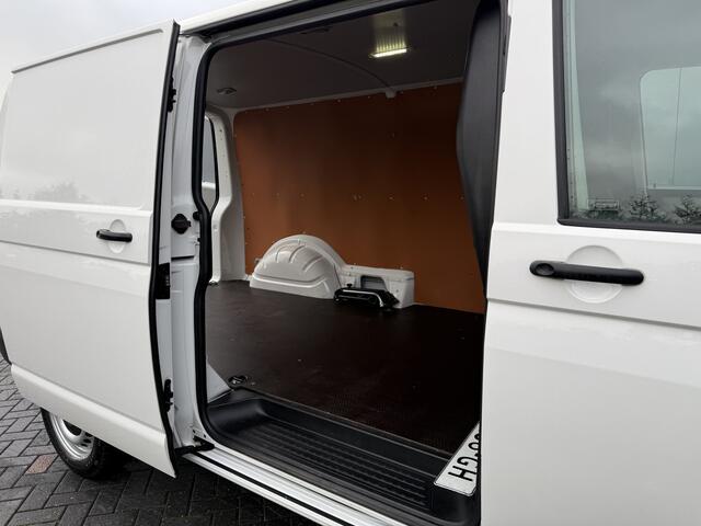 Volkswagen TRANSPORTER 2.0 TDI 150 PK E6 / DSG AUTOMAAT / L2H1 / 1e EIG. / TREKHAAK / AIRCO / CRUISE
