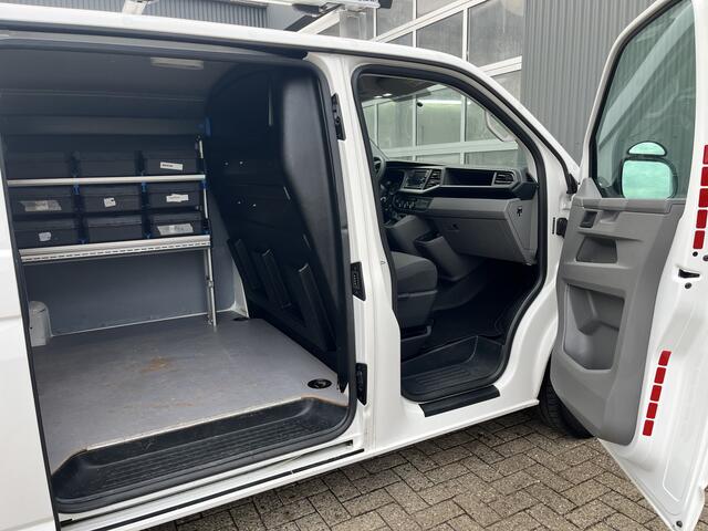 Volkswagen TRANSPORTER 2.0 TDI L2H1 Sortimo Kastinrichting Airco Cruise controle Trekhaak 2200kg trekgewicht Imperiaal Schuifdeur Parkeerhulp achter Telefoonverbinding Euro 6 1e eigenaar Sortimo