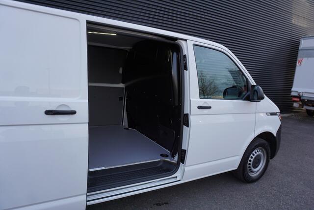 Volkswagen TRANSPORTER 110pk L1H1 2x Schuifdeur Trekhaak Apple Carplay Standkachel Airco Cruise control