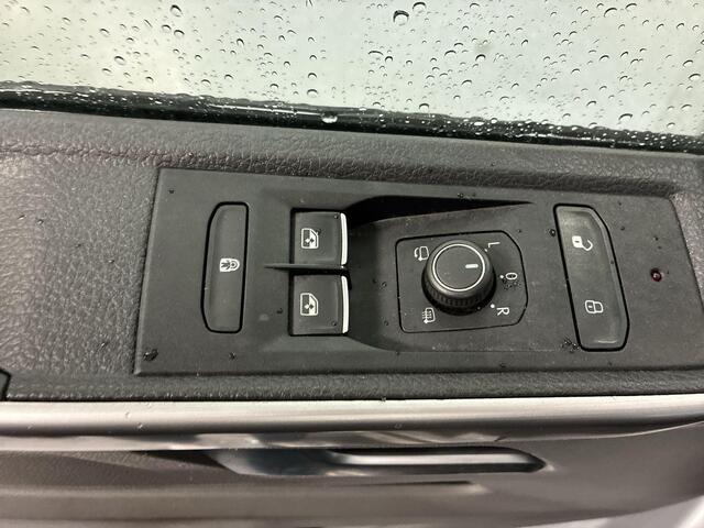 Volkswagen TRANSPORTER 2.0 TDI 150pk DSG L2H3 28 Bulli · Camera · Navigatie · Tussenschot · Trekhaak · P-Sensoren · 17'' Inch · Garantie t/m 30-09-2026 of 150.0000km