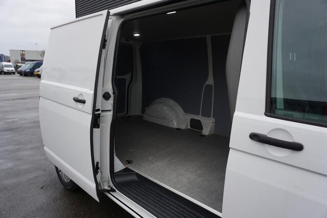 Volkswagen TRANSPORTER 110pk L2H1 Trekhaak Parkeersensoren Apple carplay Parkeersensoren Cruise control