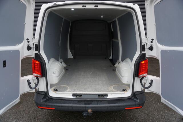 Volkswagen TRANSPORTER 110pk L2H1 Trekhaak Parkeersensoren Apple carplay Parkeersensoren Cruise control