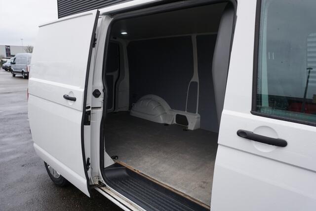 Volkswagen TRANSPORTER 110pk L2H1 Trekhaak Parkeersensoren Apple carplay Parkeersensoren Cruise control