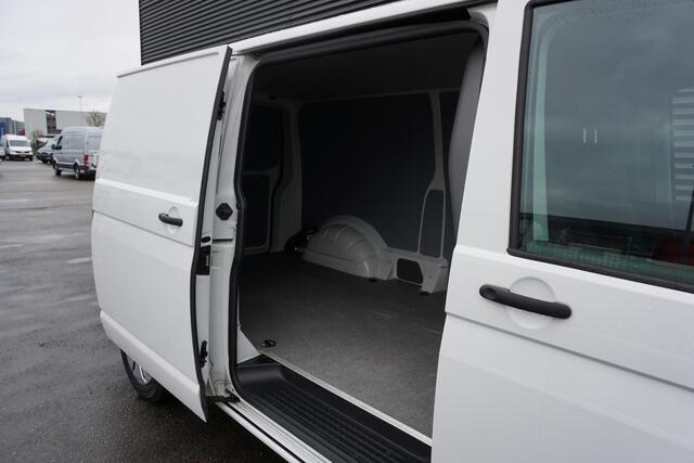 Volkswagen TRANSPORTER 110pk L2H1 Trekhaak Parkeersensoren Apple carplay Parkeersensoren Cruise control