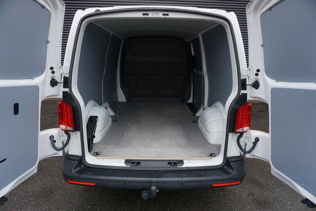 Volkswagen TRANSPORTER 110pk L2H1 Trekhaak Parkeersensoren Apple carplay Parkeersensoren Cruise control