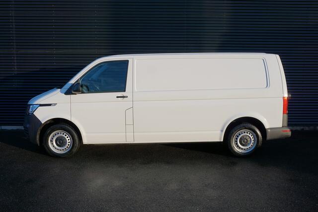 Volkswagen TRANSPORTER 150pk Automaat L2H1 3200kg Apple Carplay Cruise Control Parkeersensoren 3-zits Airco Stoelverwarming