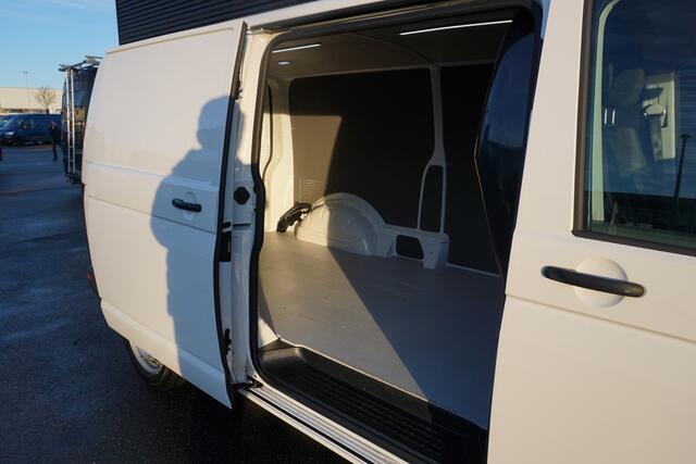 Volkswagen TRANSPORTER 150pk Automaat L2H1 3200kg Apple Carplay Cruise Control Parkeersensoren 3-zits Airco Stoelverwarming