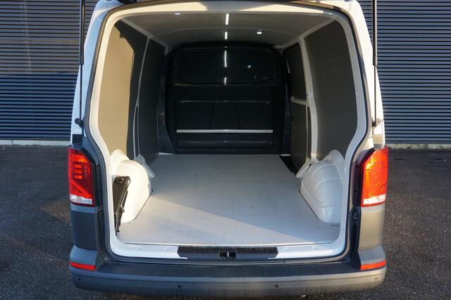 Volkswagen TRANSPORTER 150pk Automaat L2H1 3200kg Apple Carplay Cruise Control Parkeersensoren 3-zits Airco Stoelverwarming