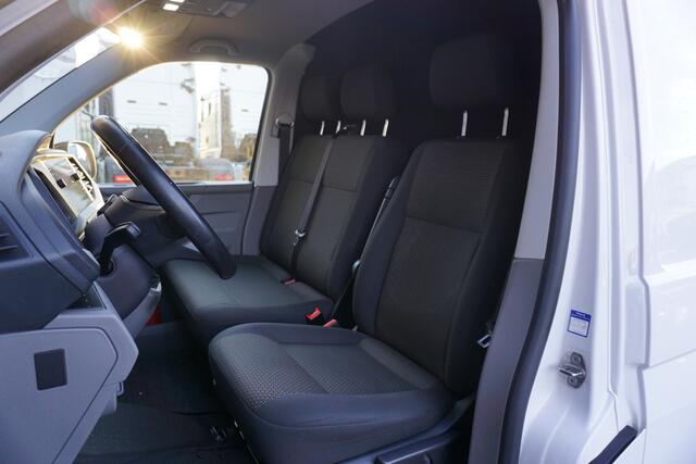 Volkswagen TRANSPORTER 150pk Automaat L2H1 3200kg Apple Carplay Cruise Control Parkeersensoren 3-zits Airco Stoelverwarming